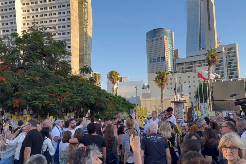 Israelenses aguardam libertação de reféns em Tel Aviv