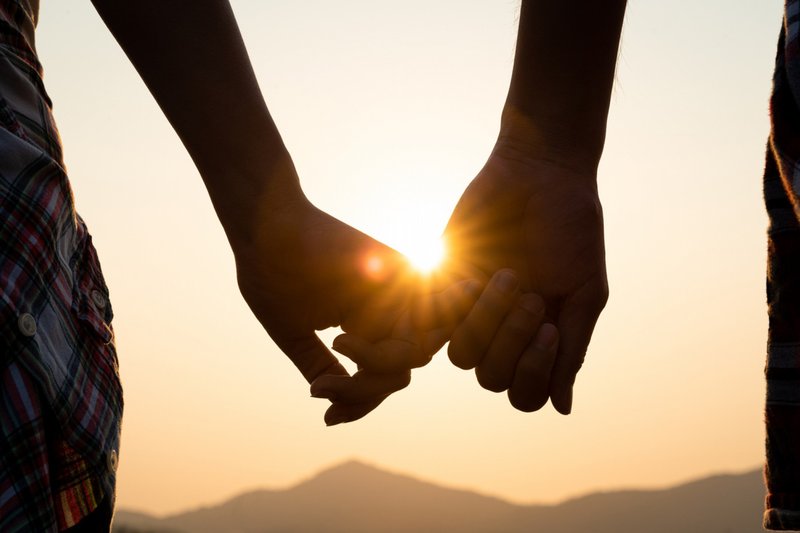 Imagem de um casal de mão dadas