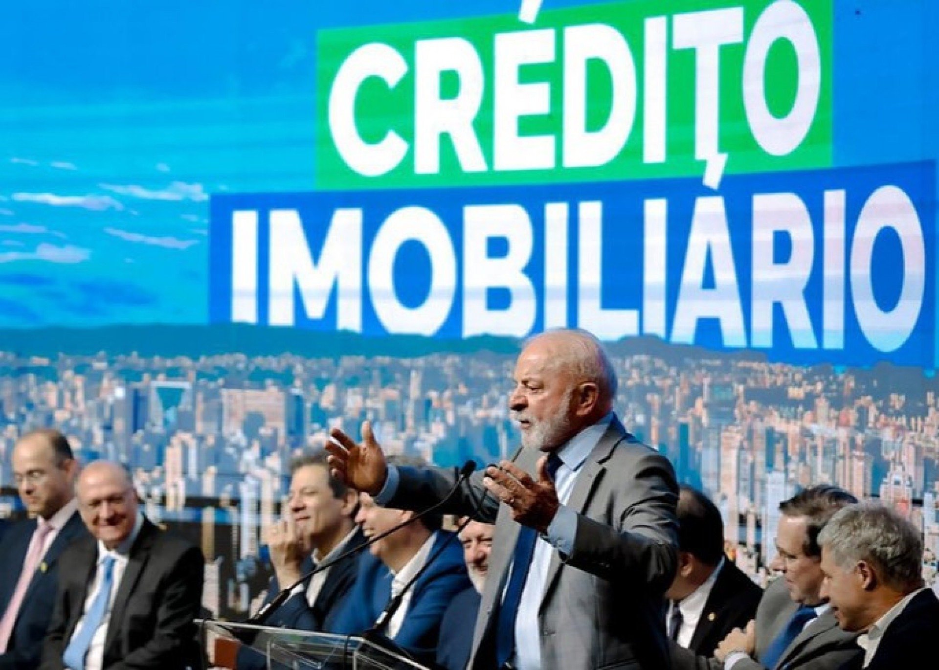 Como a reeleição transformou o governo em marketing permanente
