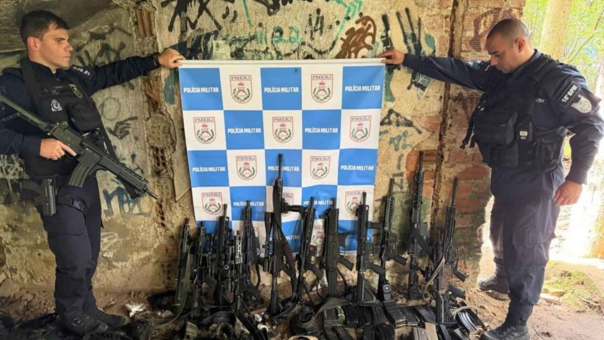 PM do Rio prende 14 milicianos e apreende 12 fuzis e granadas em operação