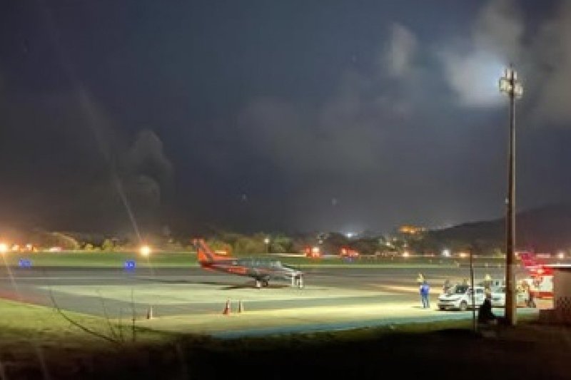 Faróis de carros e caminhões foram usados para iluminar a pista do Aeroporto de Fernando de Noronha durante o pouso de um avião de resgate, após pane no sistema de balizamento noturno