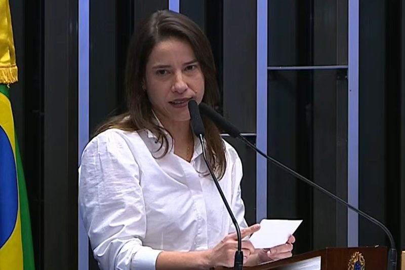 Raquel Lyra em discurso no Senado ao receber Comenda Governadores pela Alfabetização das Crianças na Idade Certa