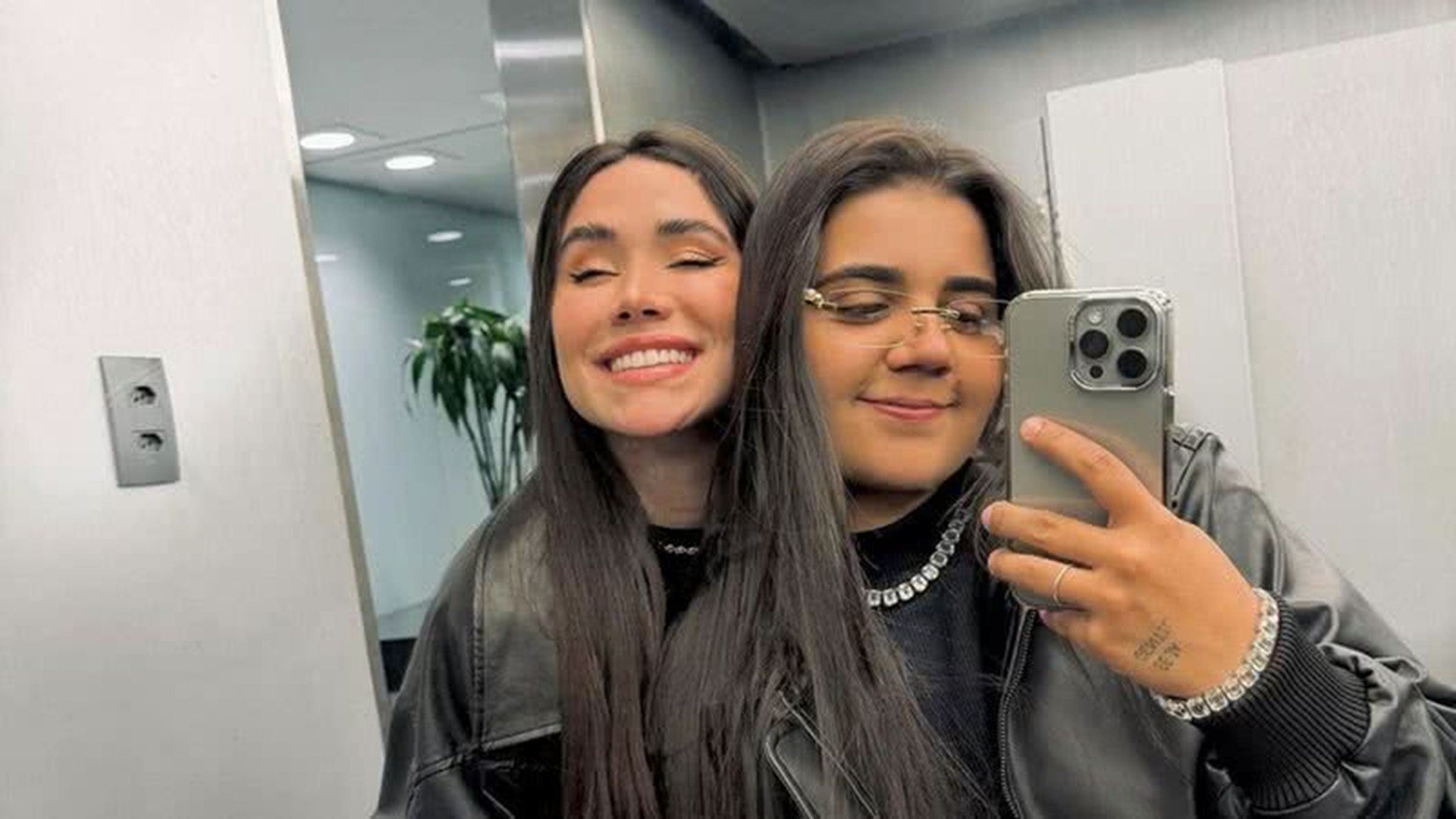 Maria Venture volta atrás sobre fim do noivado com Yasmin Santos e chora em live: "A queda é muito alta"