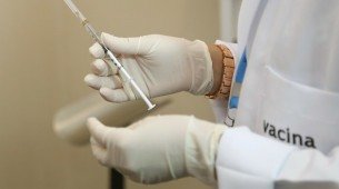 O Brasil foi o primeiro país do mundo a oferecer a vacina contra dengue no sistema público universal