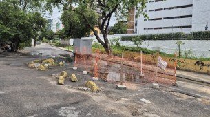 Buracos e obra abandonada atrapalham trânsito em Casa Forte