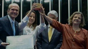 Os senadores Fernando Dueire, Humberto Costa e Teresa Leitão entregaram a premiação à governadora Raquel Lyra.