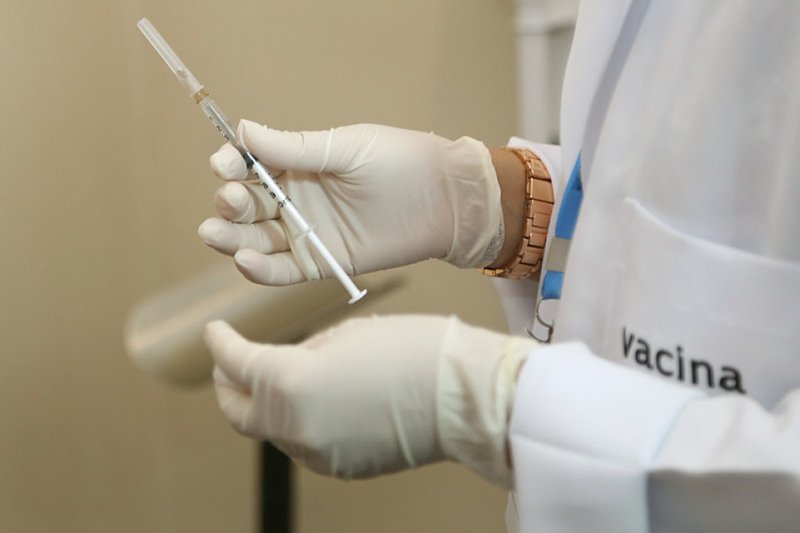 O Brasil foi o primeiro país do mundo a oferecer a vacina contra dengue no sistema público universal