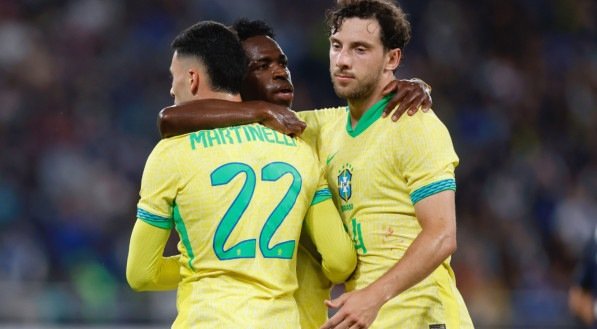 Martinelli recebe abraço de Vinicius Júnior e Carlos Augusto