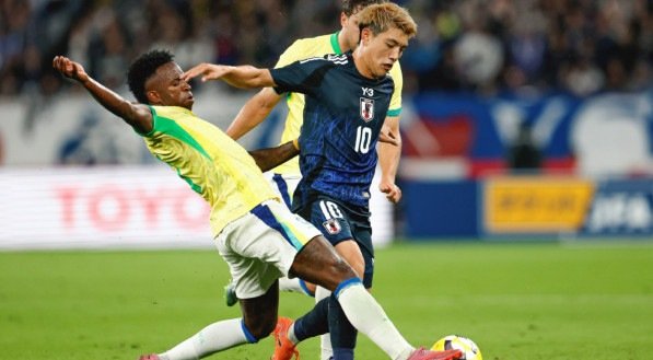 Vinicius Júnior tenta roubar a bola de jogador japonês
