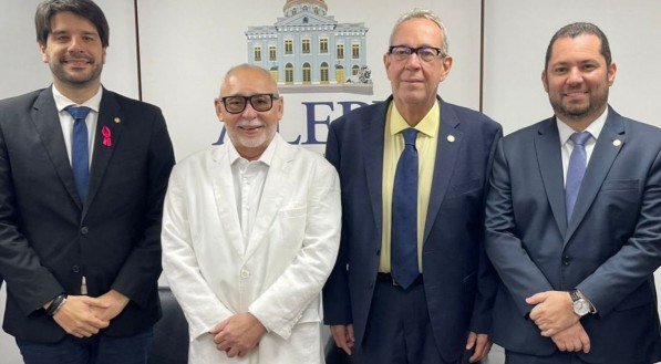 Os vereadores Zé Neto e Romerinho Jatobá ladeando os deputados Francismar Pontes e Álvaro Porto, na assinatura do acordo de cooperação técnica entre as Escolas do Legislativo do Recife e Pernambuco