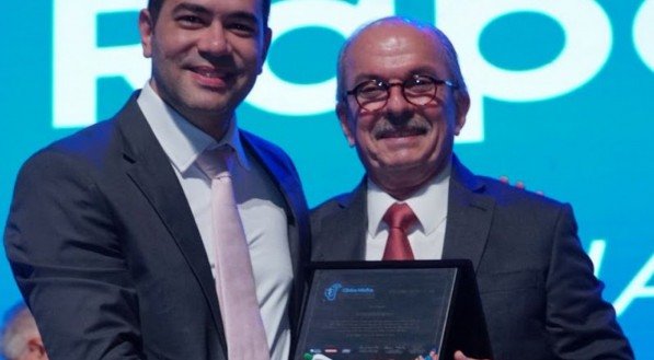 No Congresso Brasileiro de Clínica Médica, Marcus Villander entrega placa de homenagem a Fernando Raposo, ícone da Clínica Médica no Hospital Barão de Lucena