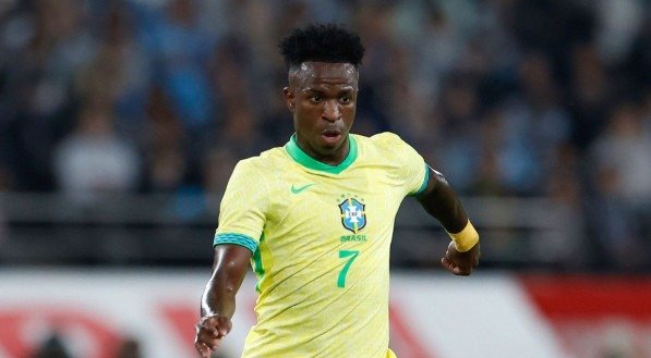 Vinicius Júnior concentrado em jogo da Seleção Brasileira