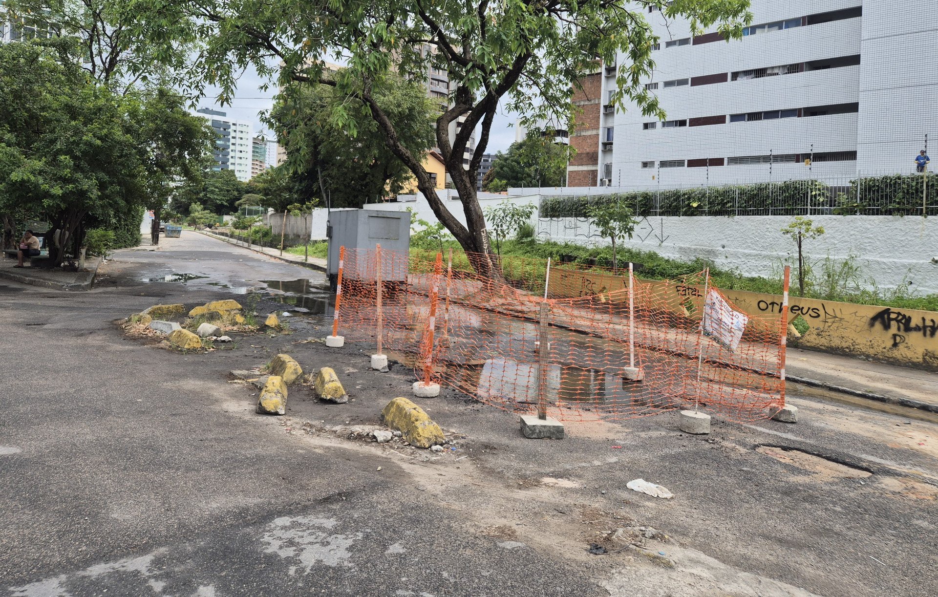 Voz do Leitor, 15/10: Buracos e obra abandonada atrapalham trânsito em Casa Forte