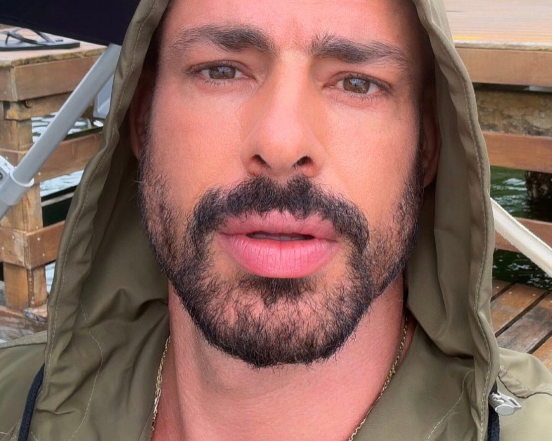 Cauã Reymond deixa parte do bumbum à mostra em ensaio ousado