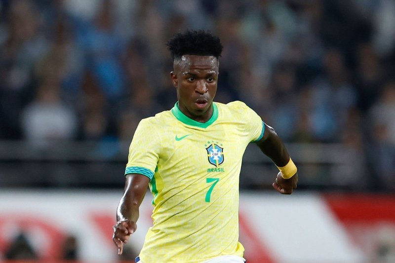 Vinicius Júnior concentrado em jogo da Seleção Brasileira