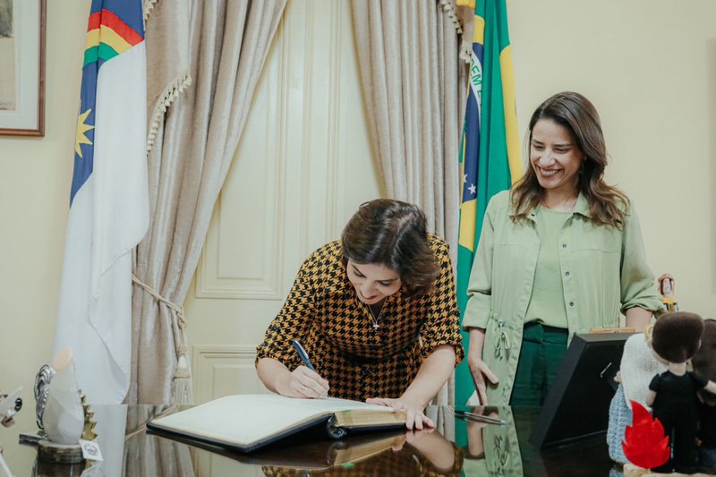 Priscila Krause e Raquel Lyra, no ato de transmissão do cargo