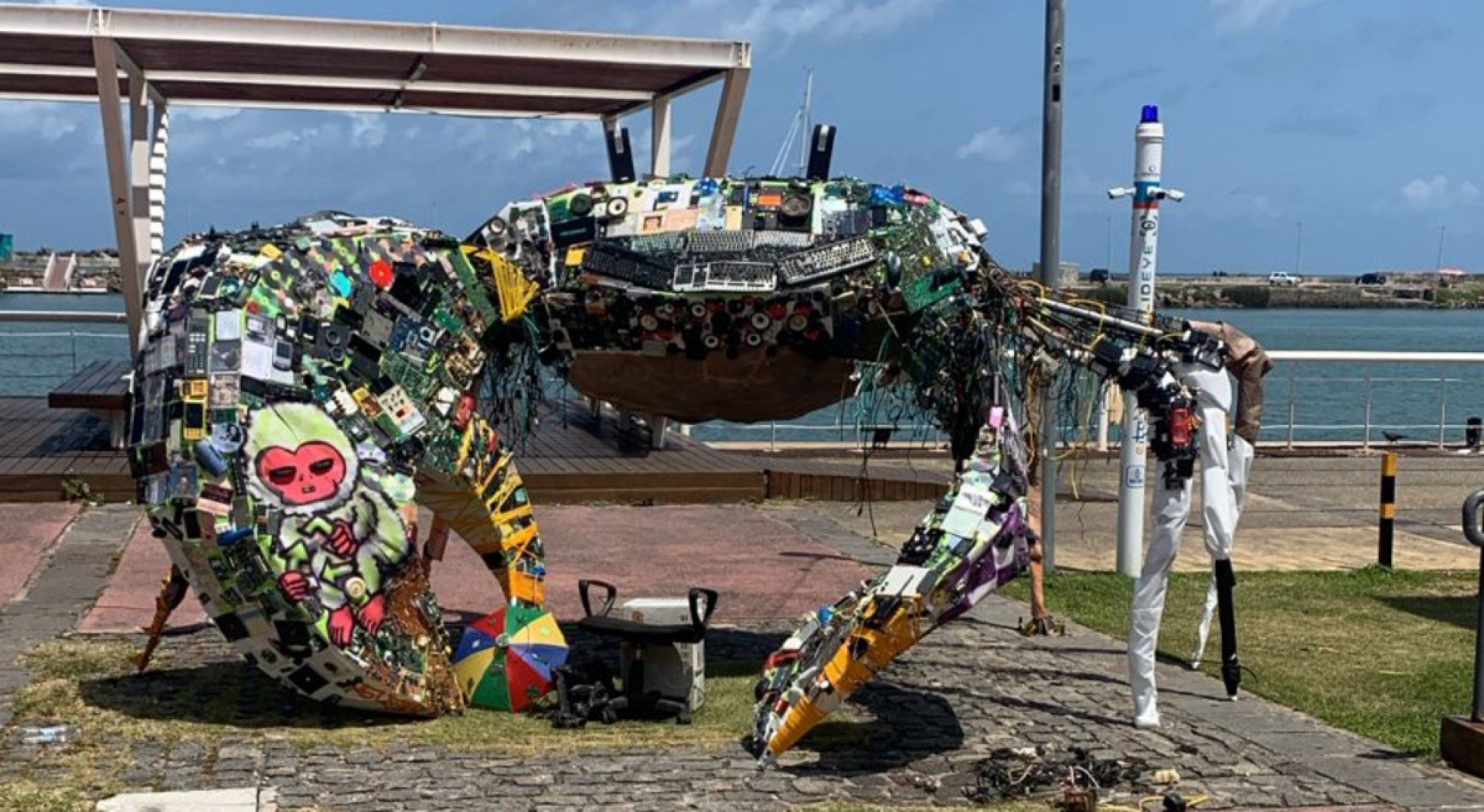 'Caranguejo Cibernético': Recife ganha escultura gigante feita com lixo eletrônico no Marco Zero