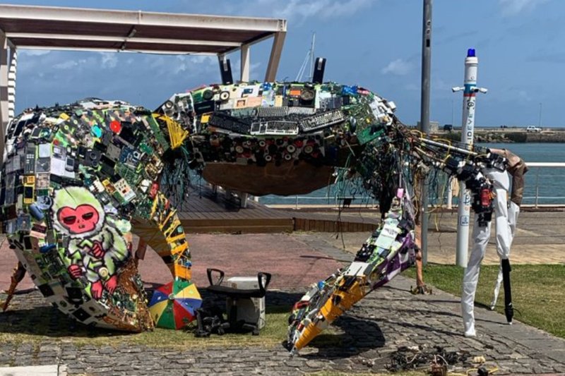 Escultura de 'Caranguejo Cibernético' feita com lixo eletrônico