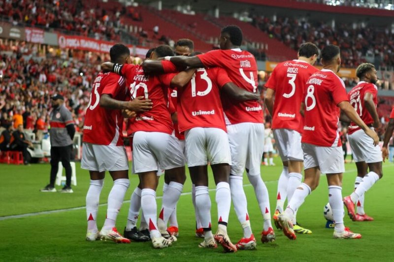 Jogadores do Internacional comemoram gol no Brasileirão