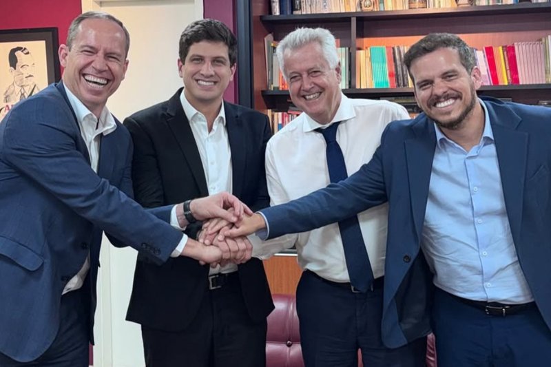 Prefeito do Recife, João Campos se reuniu com o pré-candidato ao Governo do DF Ricardo Cappelli, com o presidente estadual do Distrito Federal do PSB, Rodrigo Dias, e o deputado federal Rodrigo Rollemberg