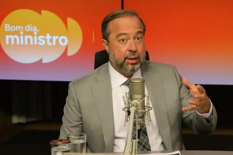 Ministro Alexandre Silveira afirma que desligamento desta terça-feira (14) não foi apagão