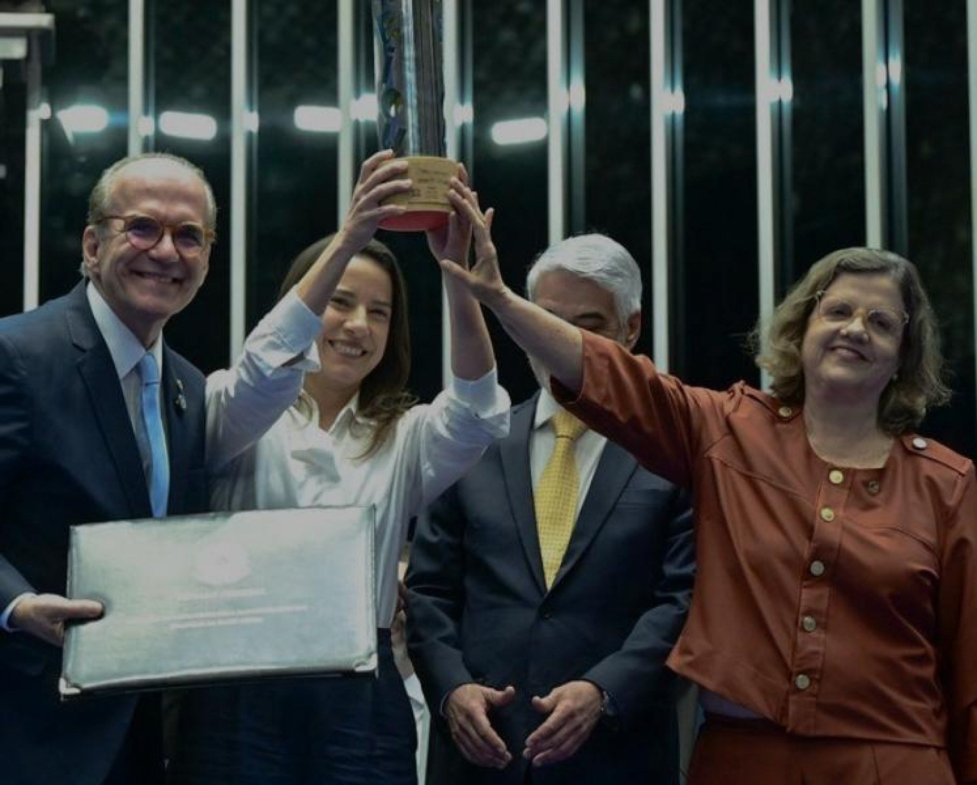 Educação leva os 3 senadores estaduais a entregar a Raquel Lyra prêmio nacional por avanço na alfabetização
