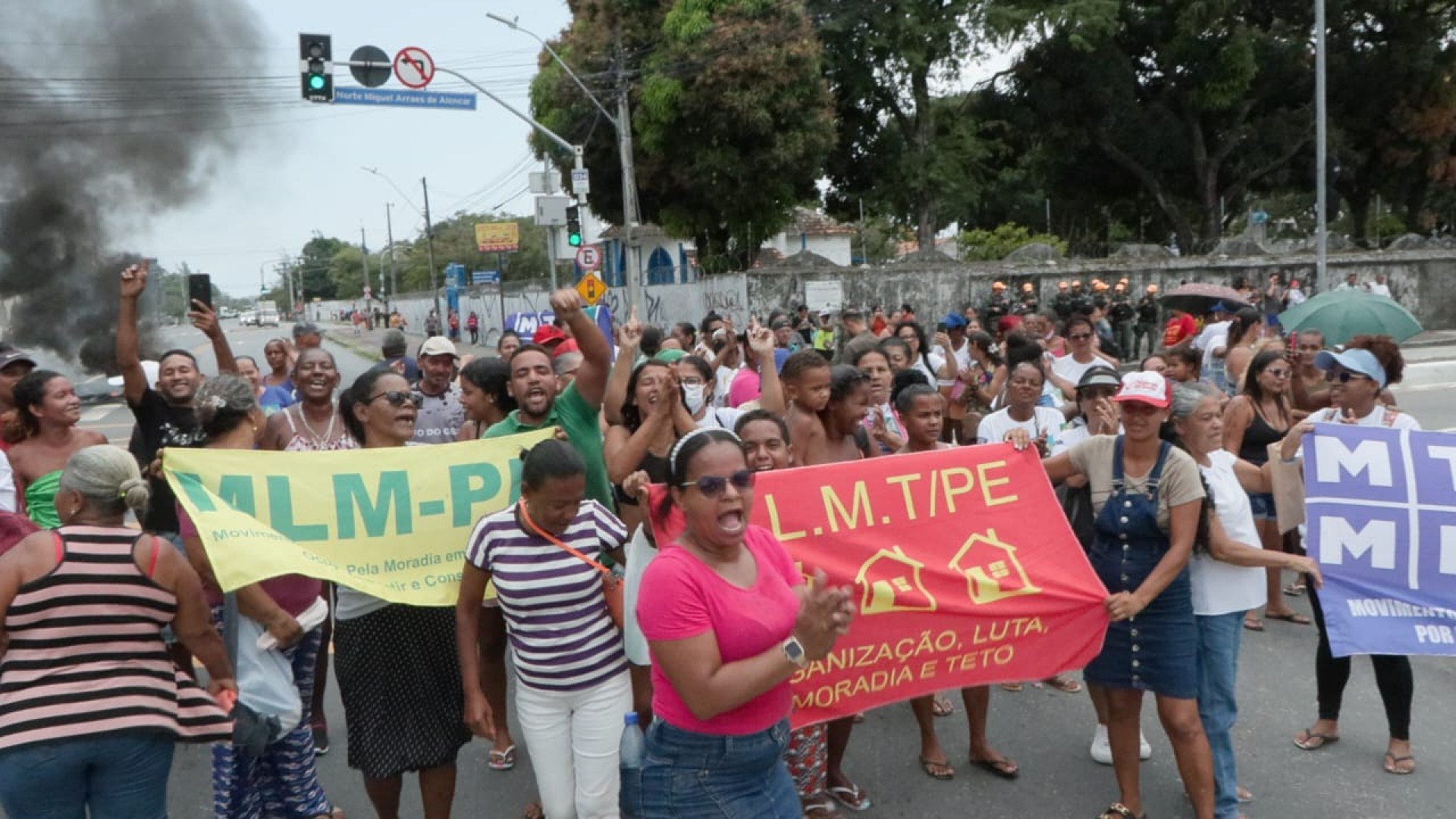 Protestos por moradia termina em confusão em frente à Prefeitura do Recife