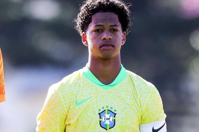 Zé Lucas, volante do Sport, com a camisa da Seleção Brasileira
