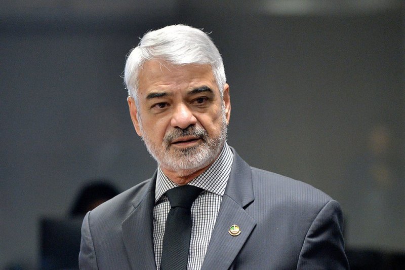 O senador Humberto costa