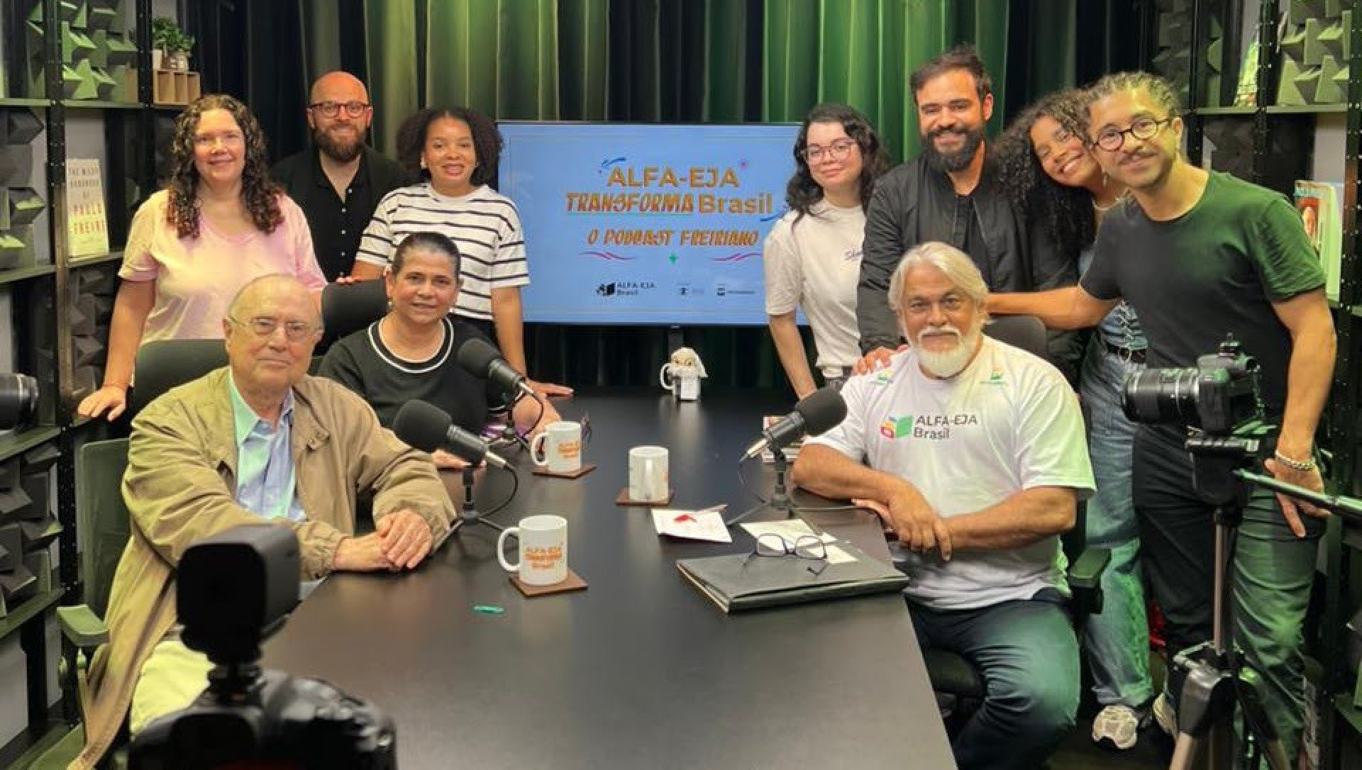 Podcast "ALFA-EJA Transforma Brasil" estreia no Dia do Professor e promove debate sobre educação de jovens e adultos