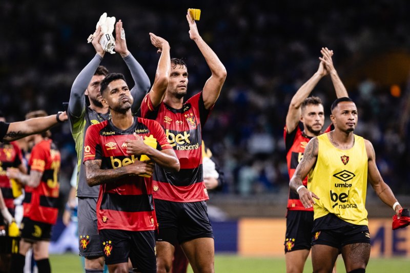 Elenco do Sport aplaude apoio dos torcedores