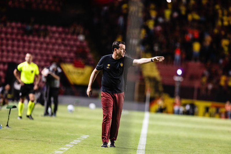 Imagem de Daniel Paulista, técnico do Sport