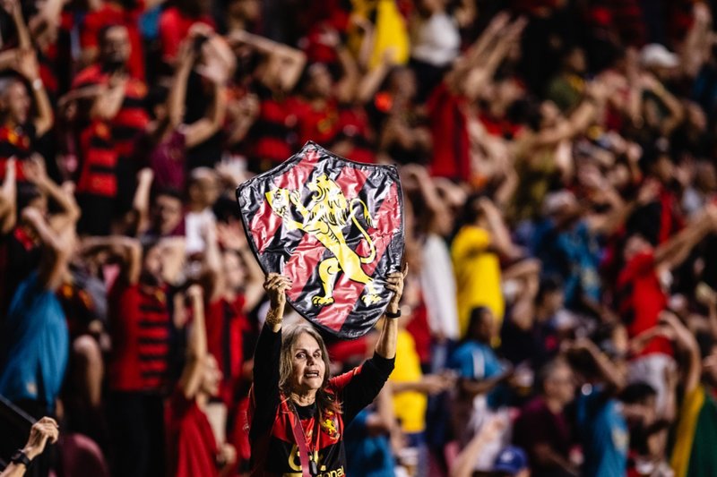 Torcedora segura o escudo do Sport na Ilha do Retiro