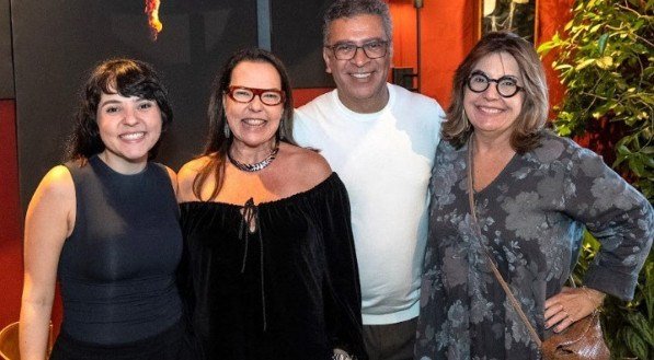 Pedro Ariel, curador da Casa Cor, no lançamento do seu livro, ao lado de Carla Cavalcanti, Isabela e Gabriela Coutinho