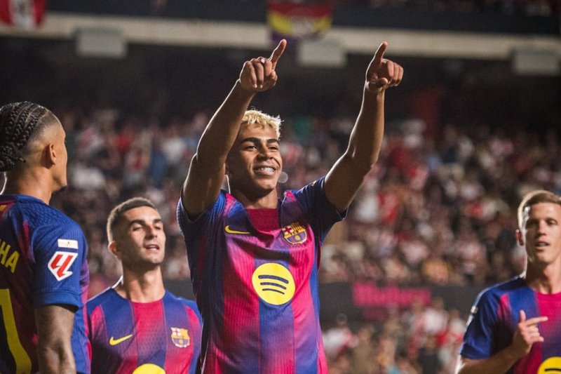 Lamine Yamal em comemoração de gol pelo Barcelona