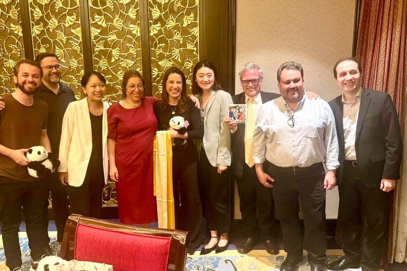 A gestora presenteou os anfitriões com uma peça artesanal de Miguel Borges e o passaporte turístico de Pernambuco