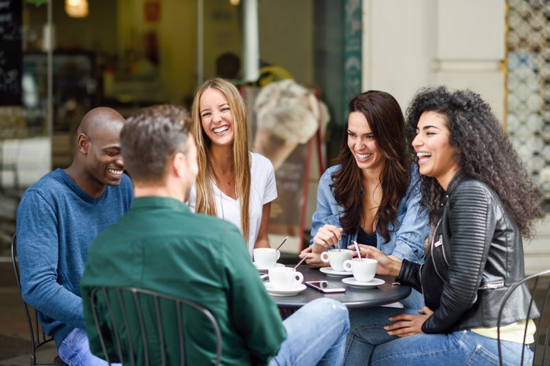 Imagem de um grupo de amigos juntos em um encontro