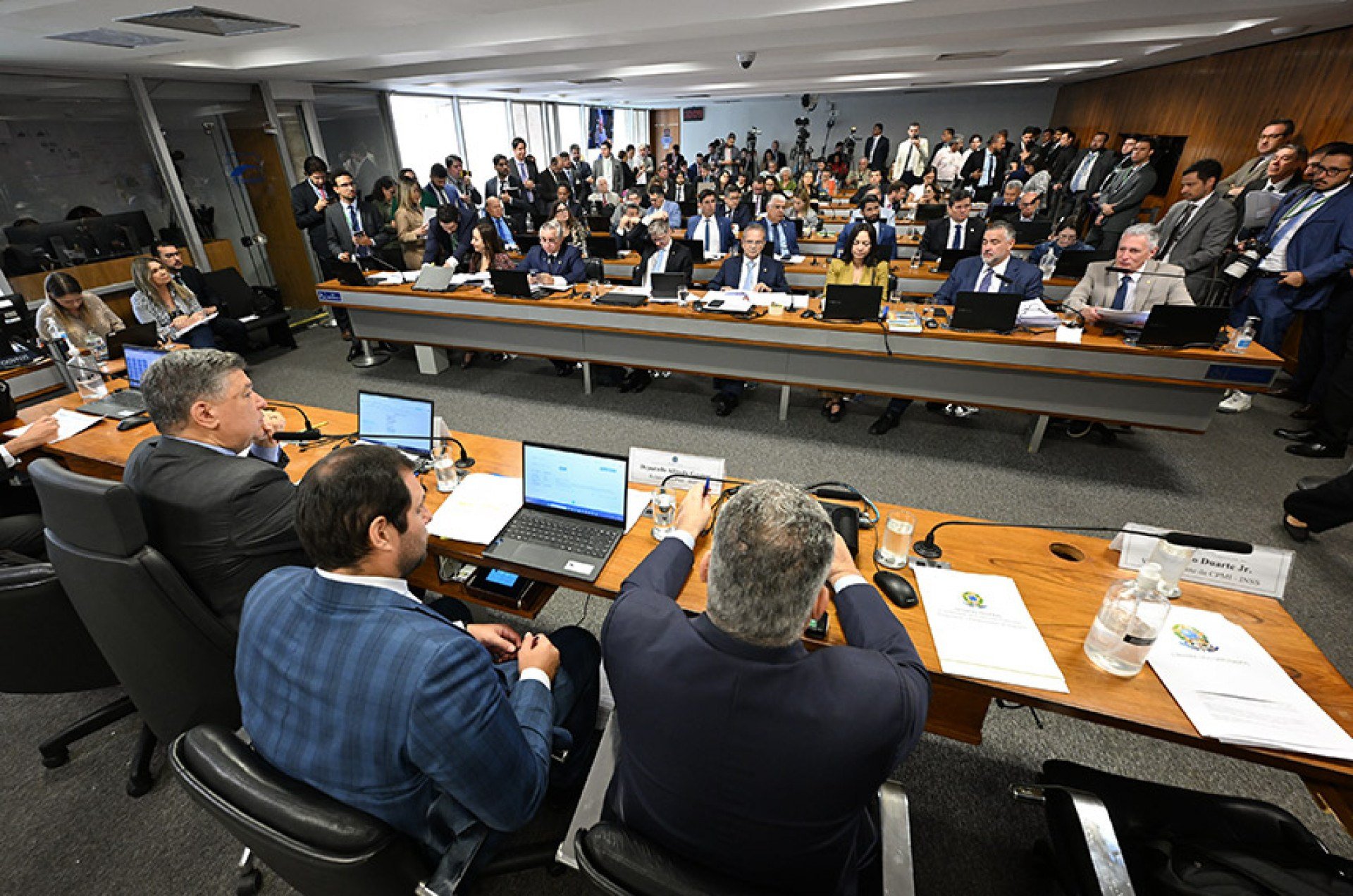 Em um dia, Lula afirma que o Congresso Nacional é "de baixo nível"; no outro, os próprios congressistas blindam seu irmão