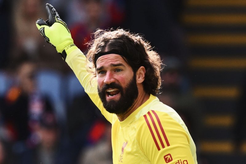 Alisson orienta jogadores do Liverpool