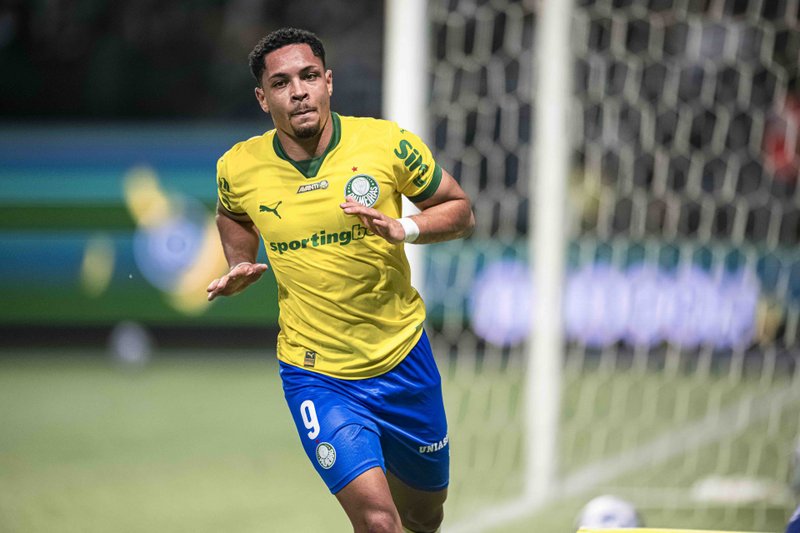 Vitor Roque, atacante do líder Palmeiras, em comemoração de um dos dois gols na goleada sobre o Red Bull Bragantino