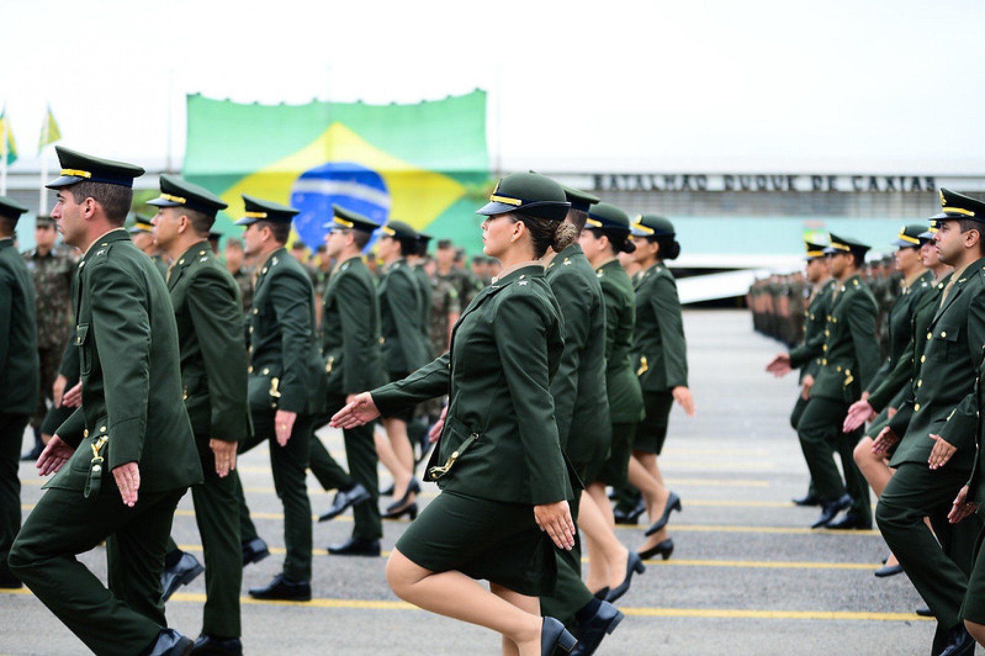 Crise no mercado de trabalho, fé e conservadorismo reacendem o interesse dos jovens pela carreira militar no Brasil