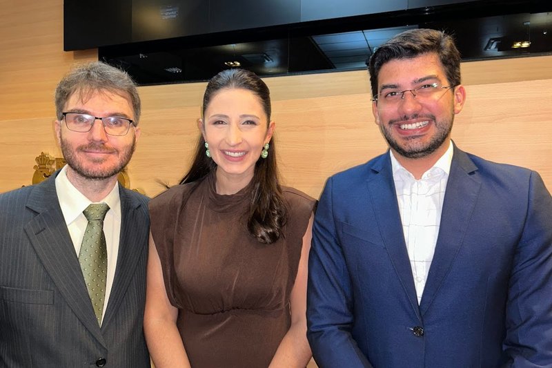 Natália Ribeiro ladeada pelo marido Henrique Dalpian e Victor Tavares, da Rádio Jornal