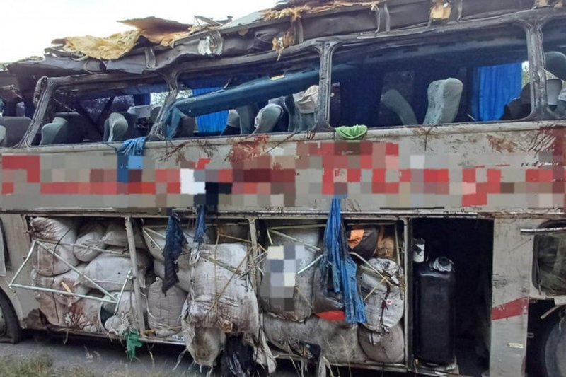 Sinistro com ônibus de turismo em Saloá, no Agreste de Pernambuco, deixou vários mortos na noite da sexta-feira (17)