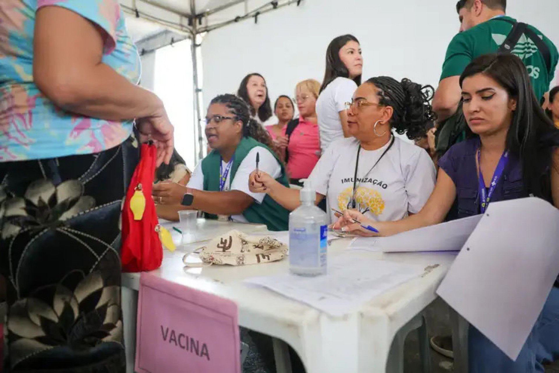Em Dia D de Vacinação, ministro defende a segurança da imunização