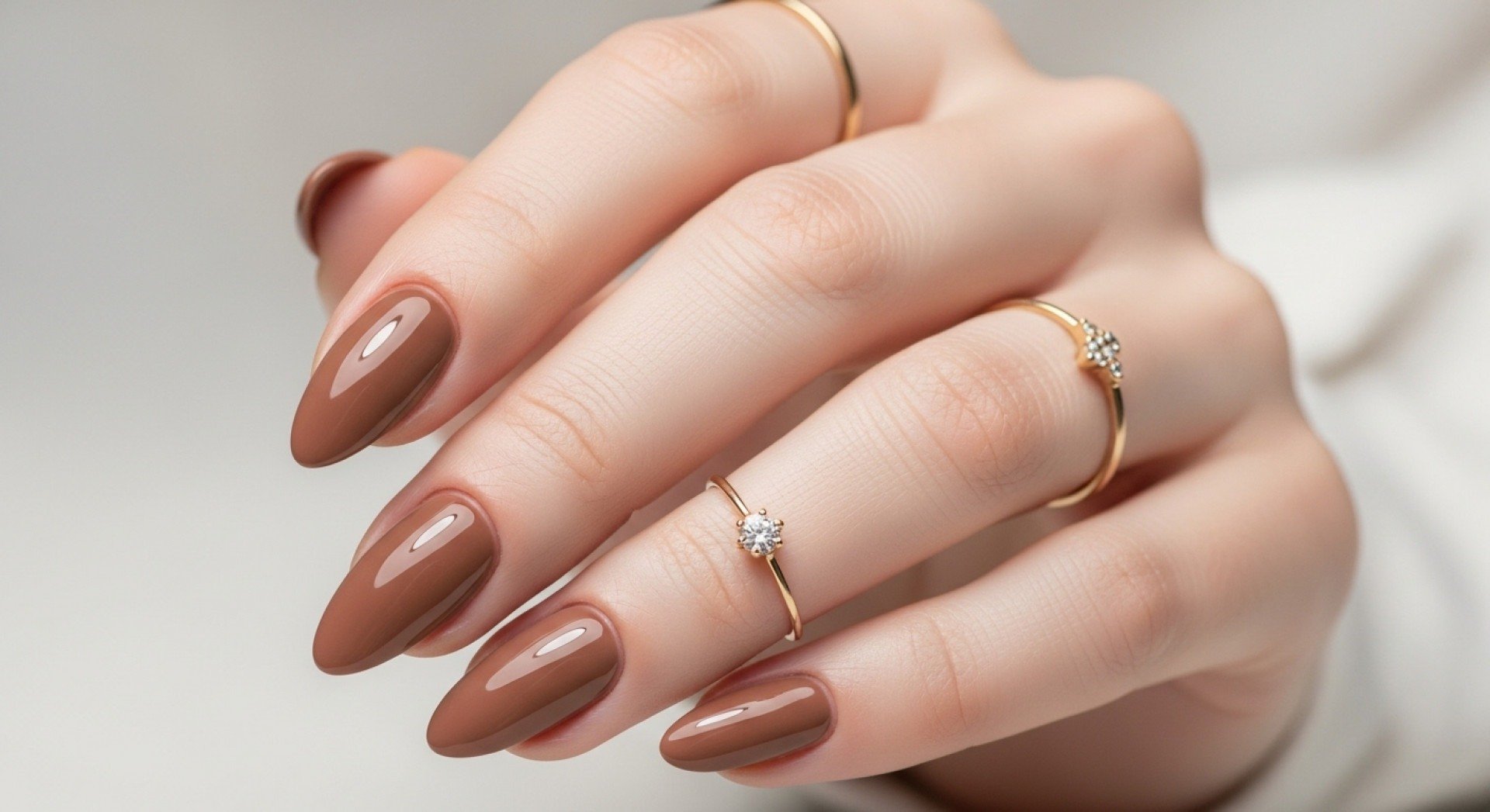 4 cores de esmalte que valorizam mulheres elegantes