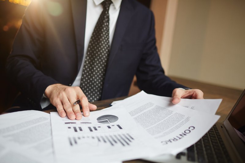 Jmagem de uma pessoa com contratos de trabalhos