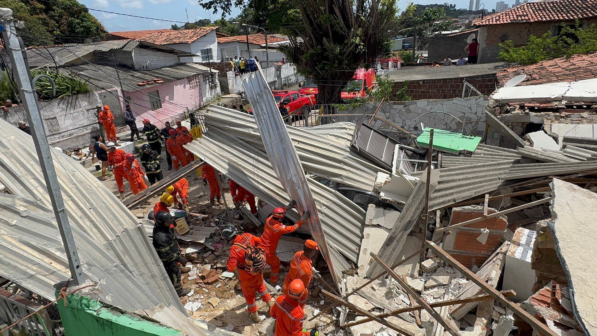 Raquel Lyra lamenta mortes em desabamento em Olinda: "que Deus conforte o coração das famílias"