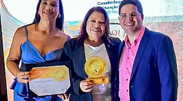 Lúcio Beltrão, presidente do CREF, presta homenagem às  jornalistas Alzenir Nascimento e Joyce Pina, pelo prêmio do portal Radar Fitness na categoria imprensa no Prêmio Destaques do Ano