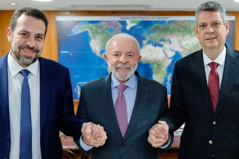 Guilherme Boulos (PSOL), Lula (PT) e Marcio Macêdo (PT)