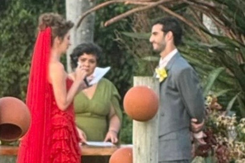 Bárbara, filha de João Humberto Martorelli e Gisele da Costa Pereira Martorelli, e Rodrigo, filho de Antônio Mário de Abreu Pinto e Clotilde de Abreu Pinto, no seu casamento na Oficina Francisco Brennand